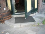 fraaie deur van eetcaf&eacute; de buurvrouw