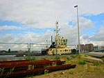 de sleper sleept de Love-Boat weg
